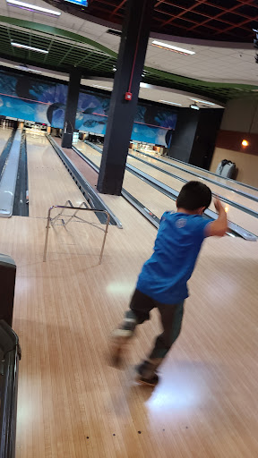 Bowling Alley «Strike Ten Lanes & Lounge», reviews and photos, 800 E Nerge Rd, Roselle, IL 60172, USA