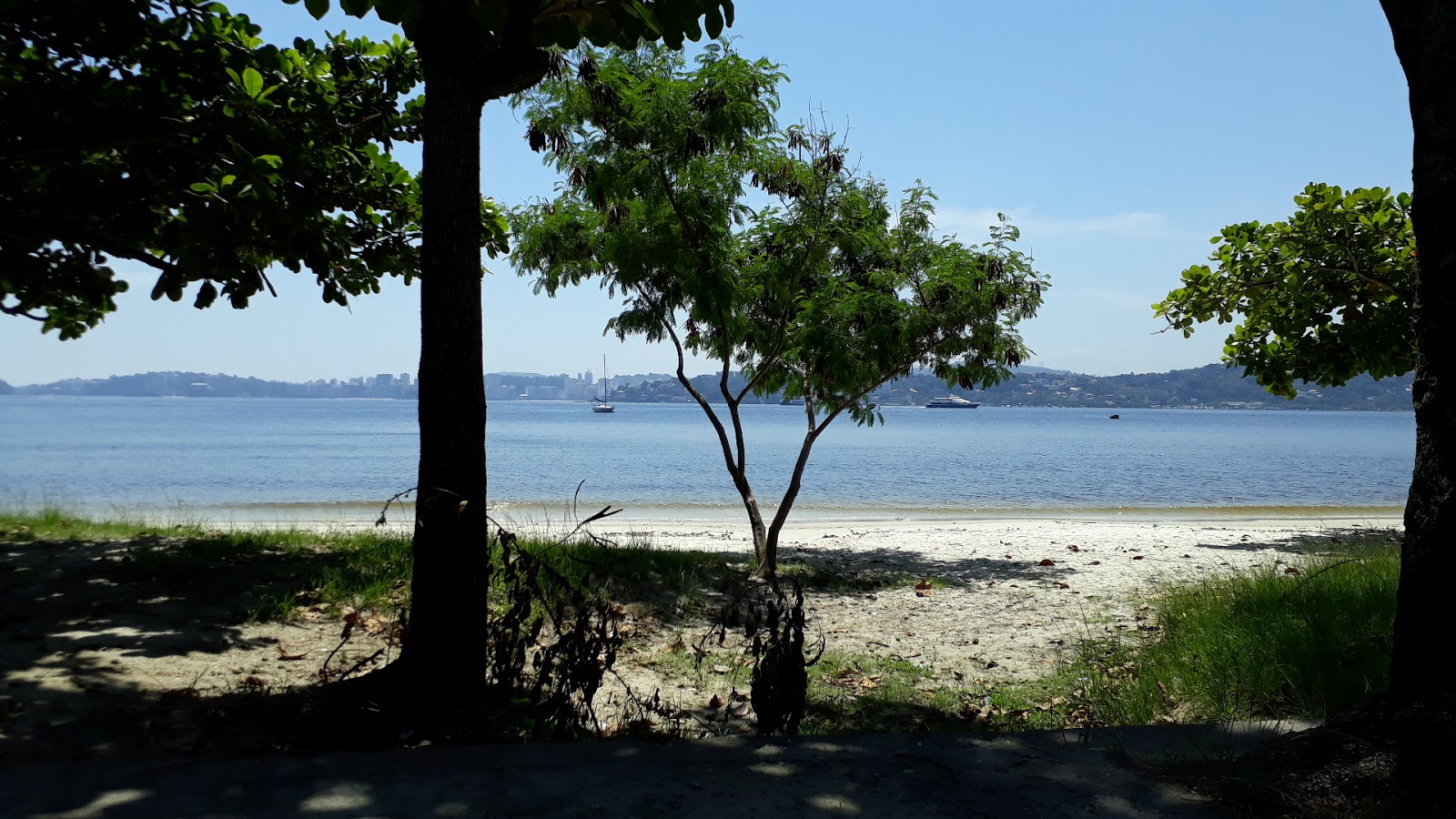 Foto de Praia da Areia Grossa com meios de comunicação nível de limpeza