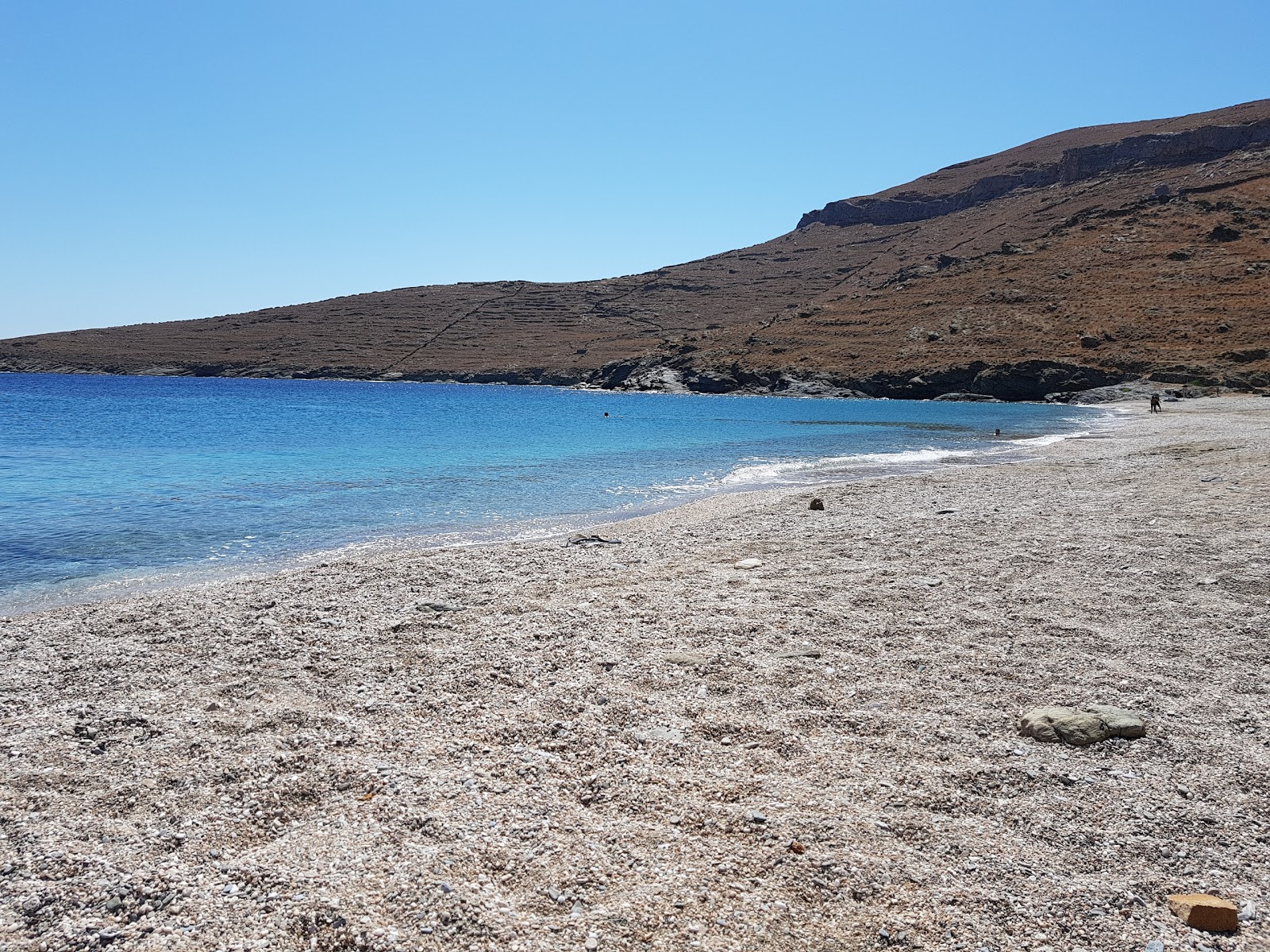 Foto de Paralia Gaidouromantra respaldado por acantilados
