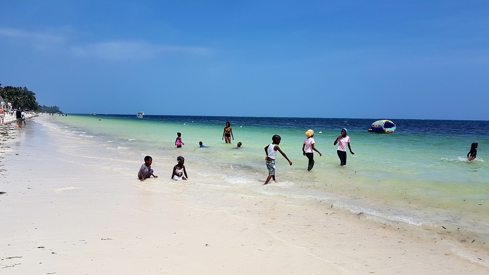 Fotografie cu Jomo Kenyatta Beach - locul popular printre cunoscătorii de relaxare