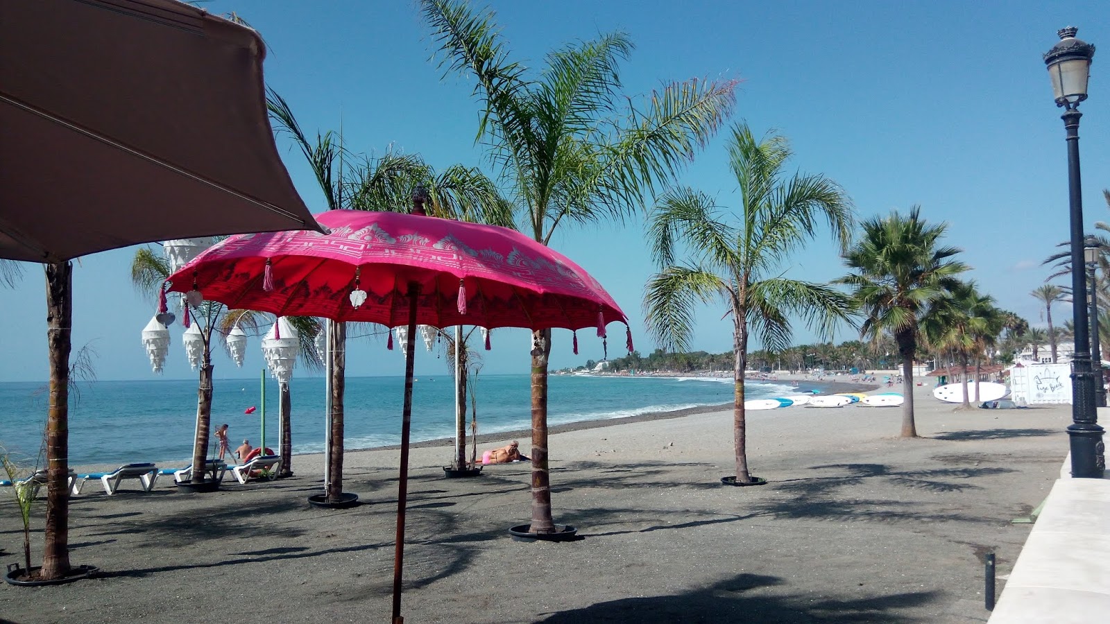 Foto de Playa de San Pedro de Alcantara com água cristalina superfície