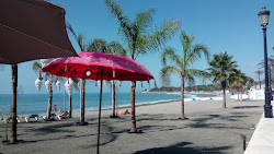 Photo de Playa de San Pedro de Alcantara avec rivage droit, long
