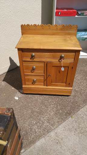 Thrift Store «Robins Roost Thrift Store», reviews and photos, 283 S 2nd St, Independence, OR 97351, USA