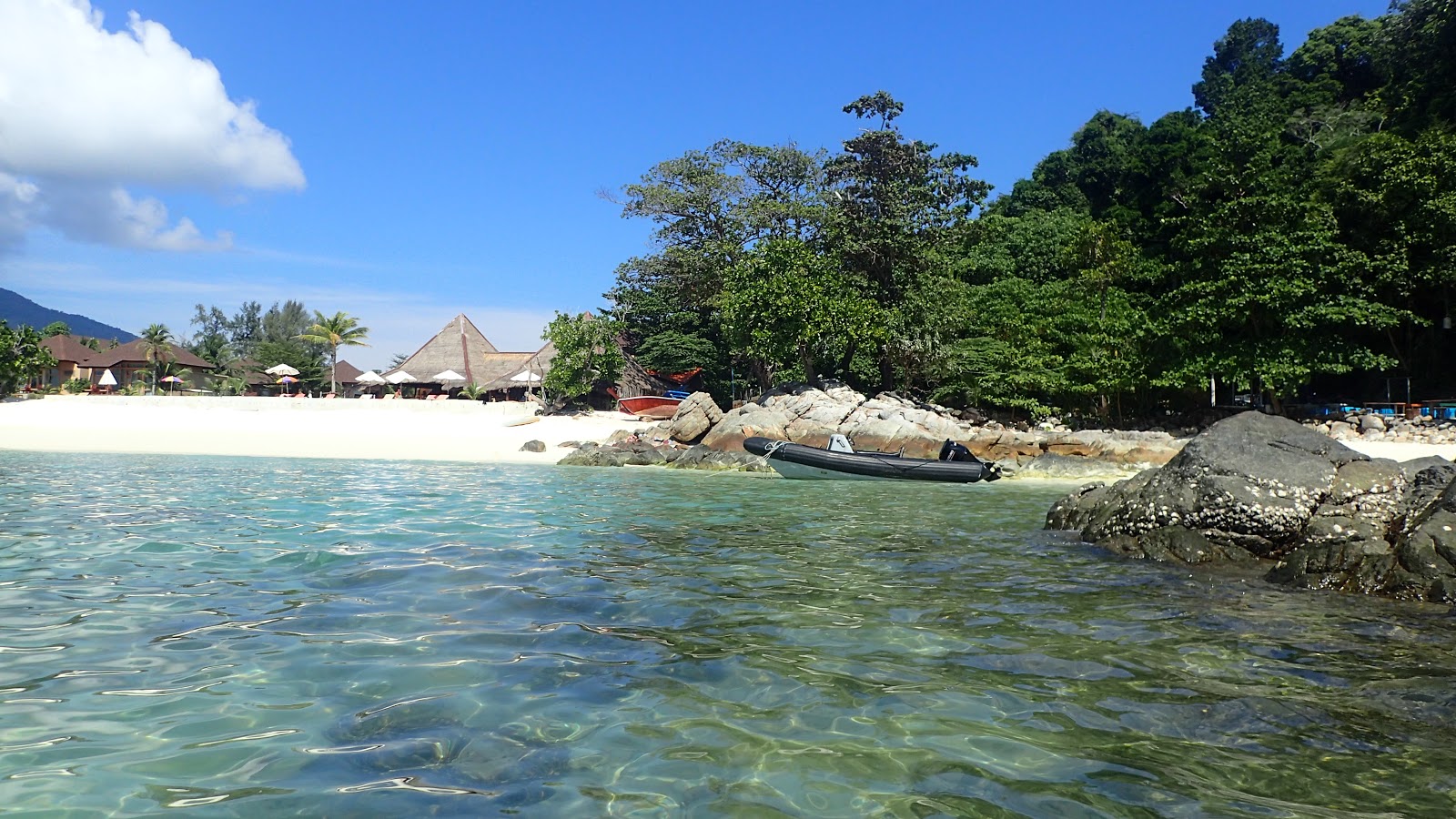 Fotografija Koh Ngai Resort Beach z turkizna čista voda površino
