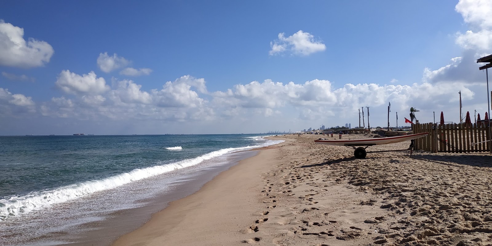 Nitsanim beach的照片 带有碧绿色纯水表面