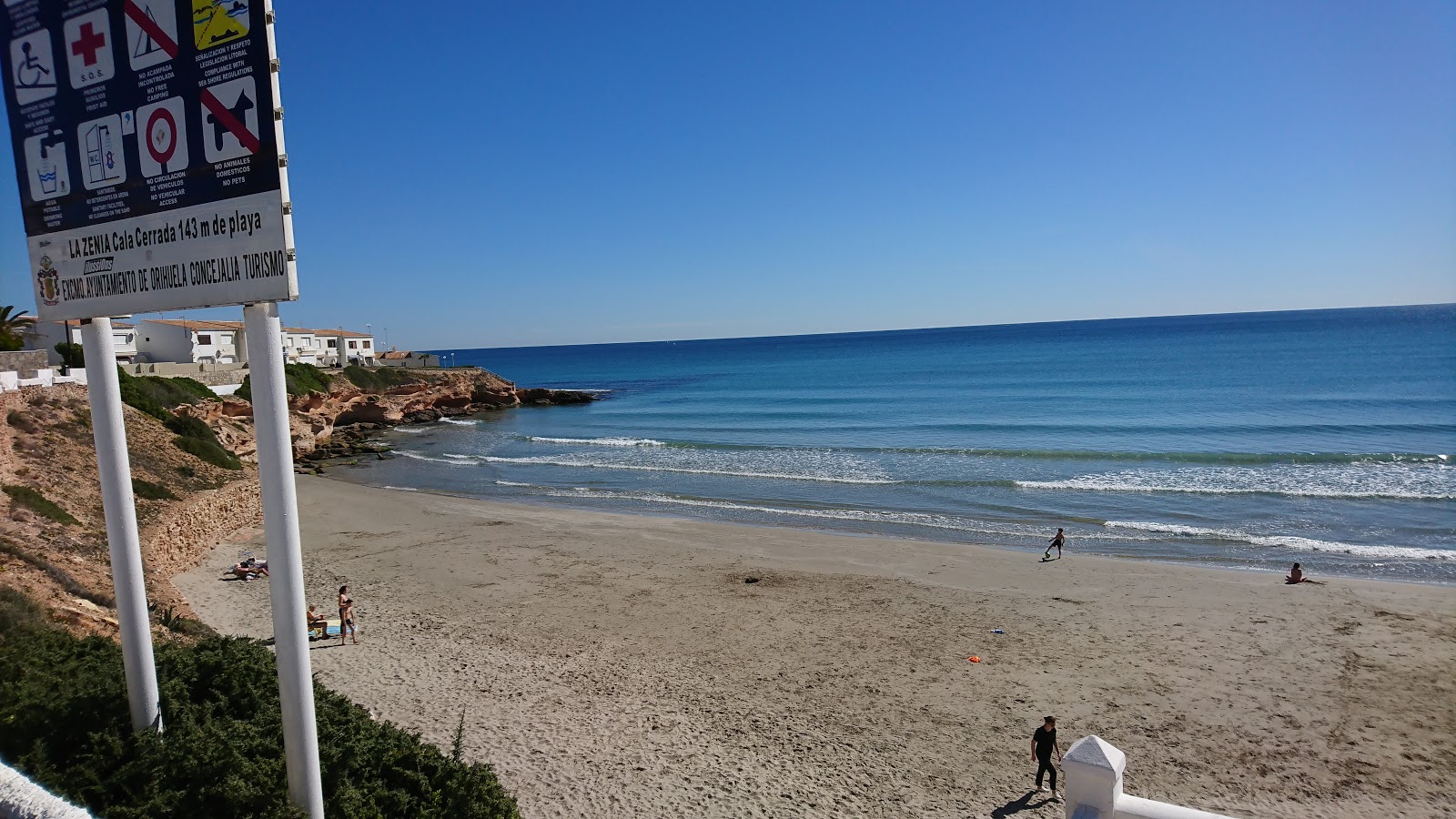 Foto av Playa Cala Cerrada och bosättningen
