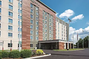 La Quinta Inn & Suites by Wyndham Cincinnati Sharonville image