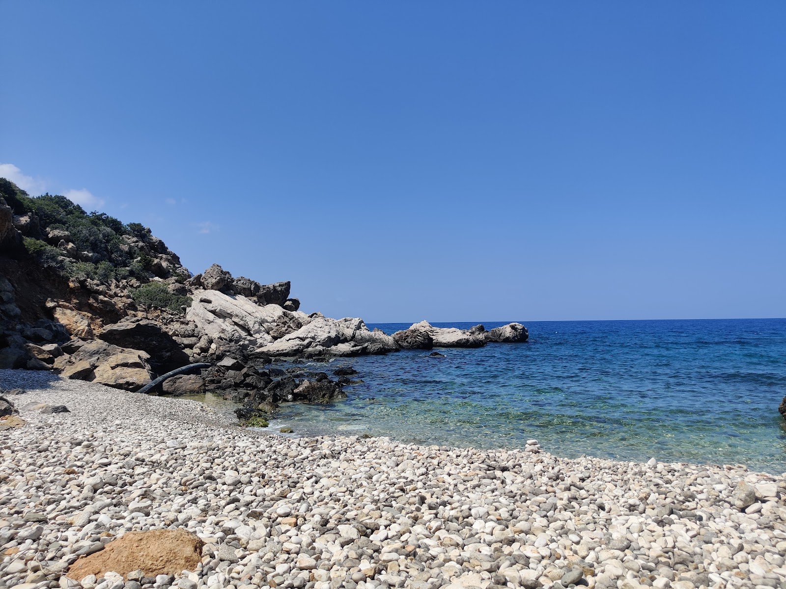Foto di Agios Petros Beach circondato da montagne