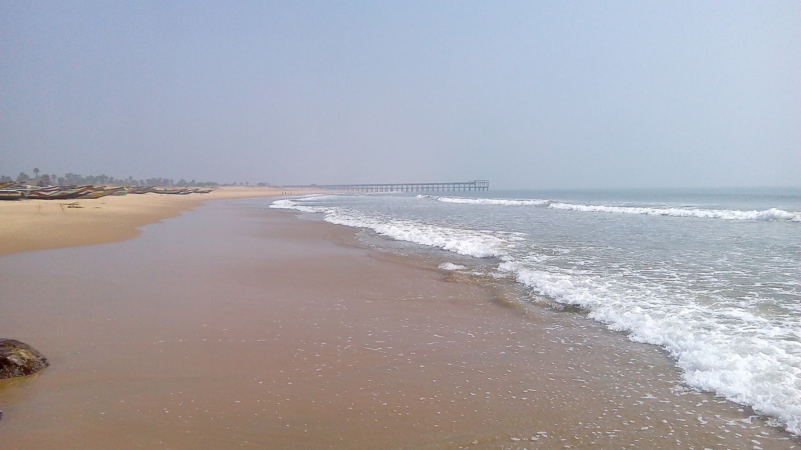 Foto de Chintapalli Beach com areia fina e brilhante superfície