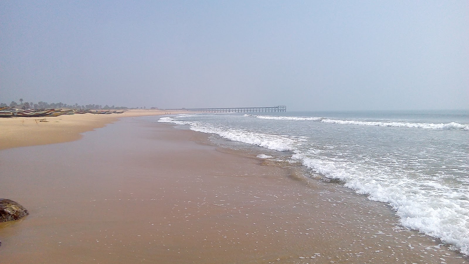 Foto di Chintapalli Beach con una superficie del sabbia beige fine