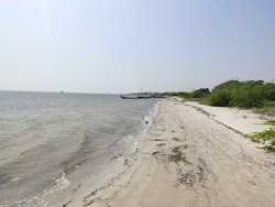 Zdjęcie M R Pattanam Beach z powierzchnią turkusowa czysta woda