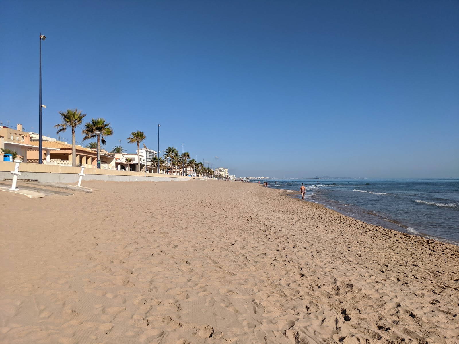 Foto de Playa De Piles con playa amplia
