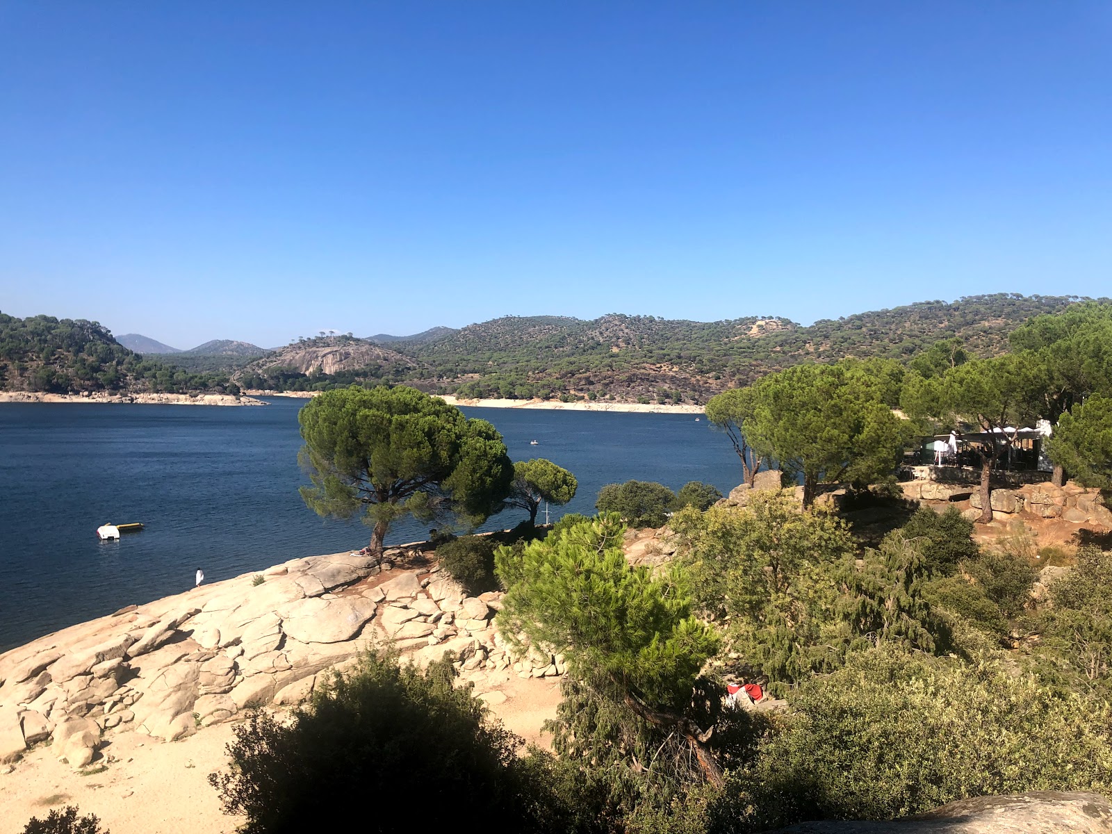 Foto de Zona de bano del embalse - lugar popular entre os apreciadores de relaxamento