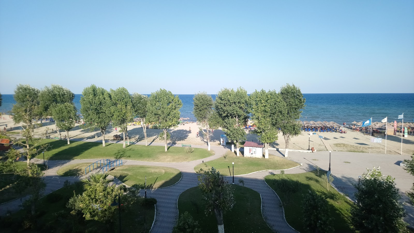 Olympiaki Akti beach'in fotoğrafı imkanlar alanı