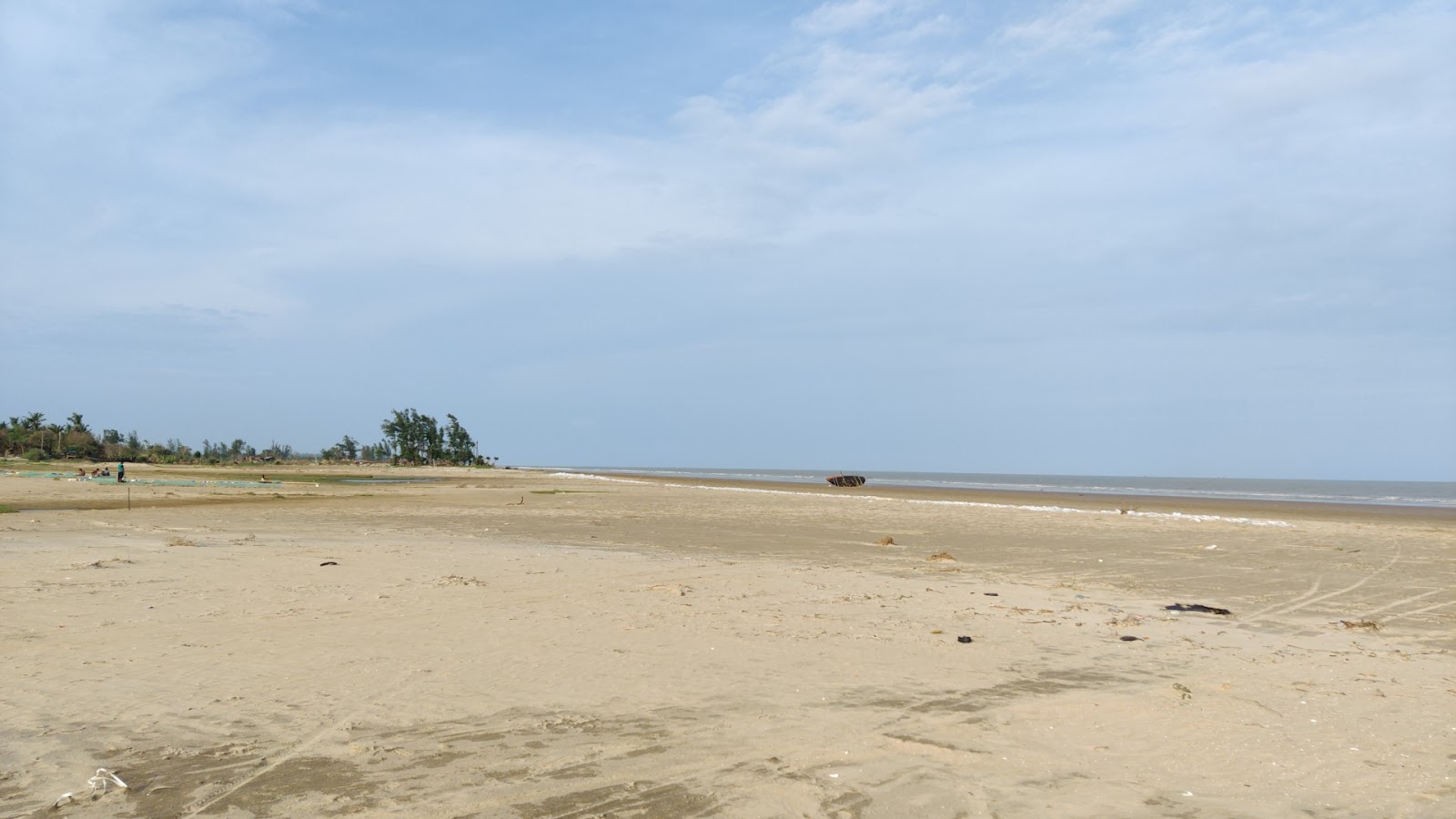 Lal Kankra Beach的照片 带有碧绿色纯水表面
