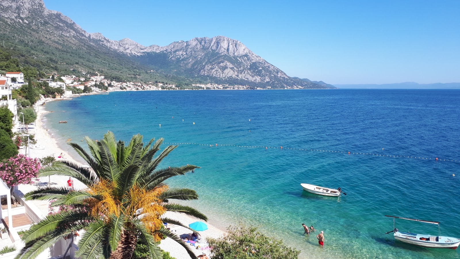 Foto di Ravanje beach con una superficie del ciottoli beige