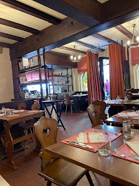 Atmosphère du Restaurant de spécialités alsaciennes Brasserie Chez Hansi à Colmar - n°12
