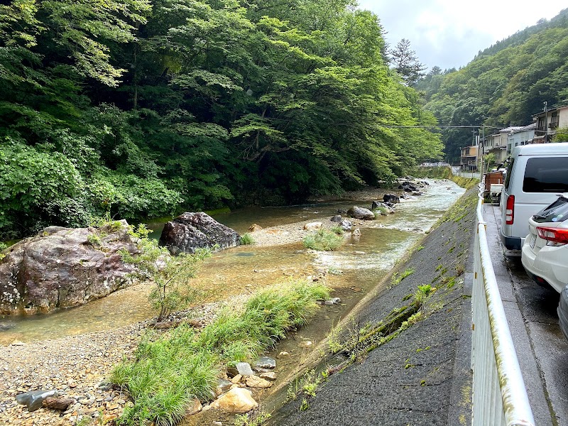 四万温泉桐の木平駐車場