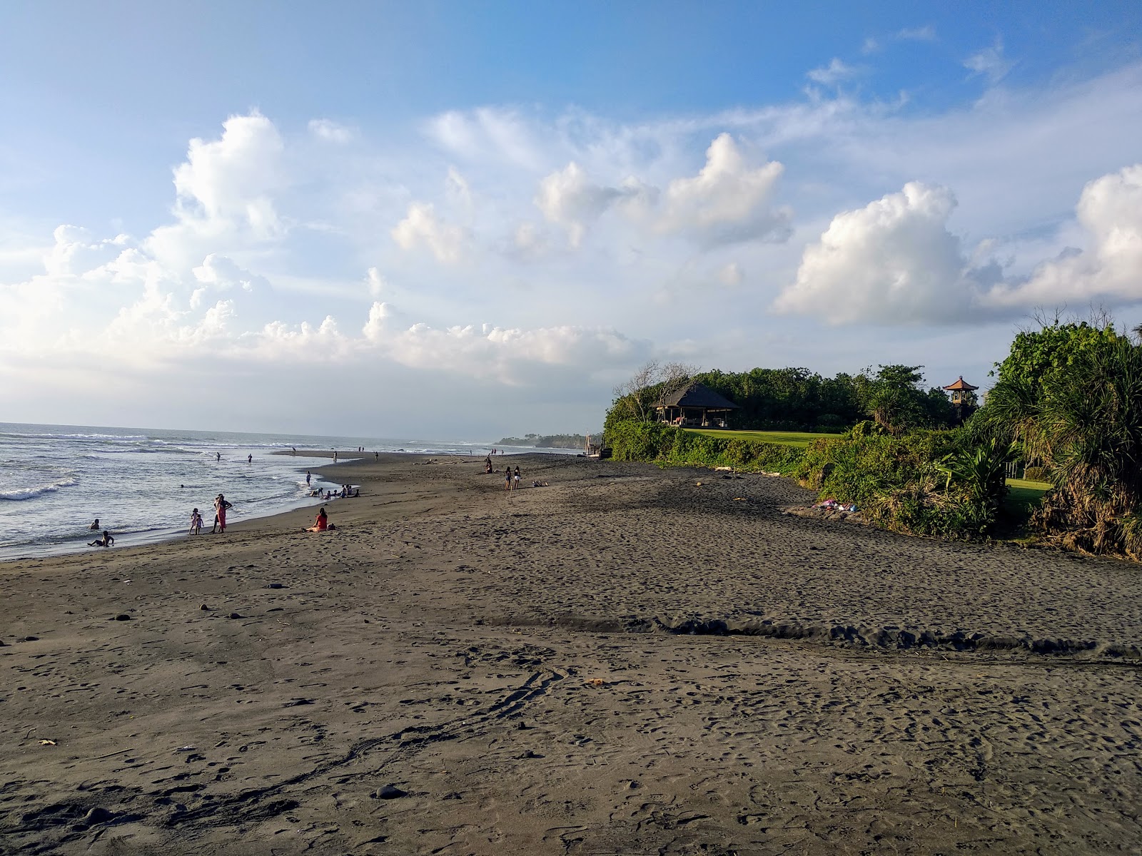 Foto van Mengening Beach met grijs zand oppervlakte