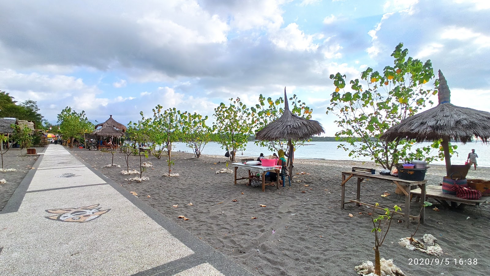 Foto de Impos Beach con arena oscura superficie