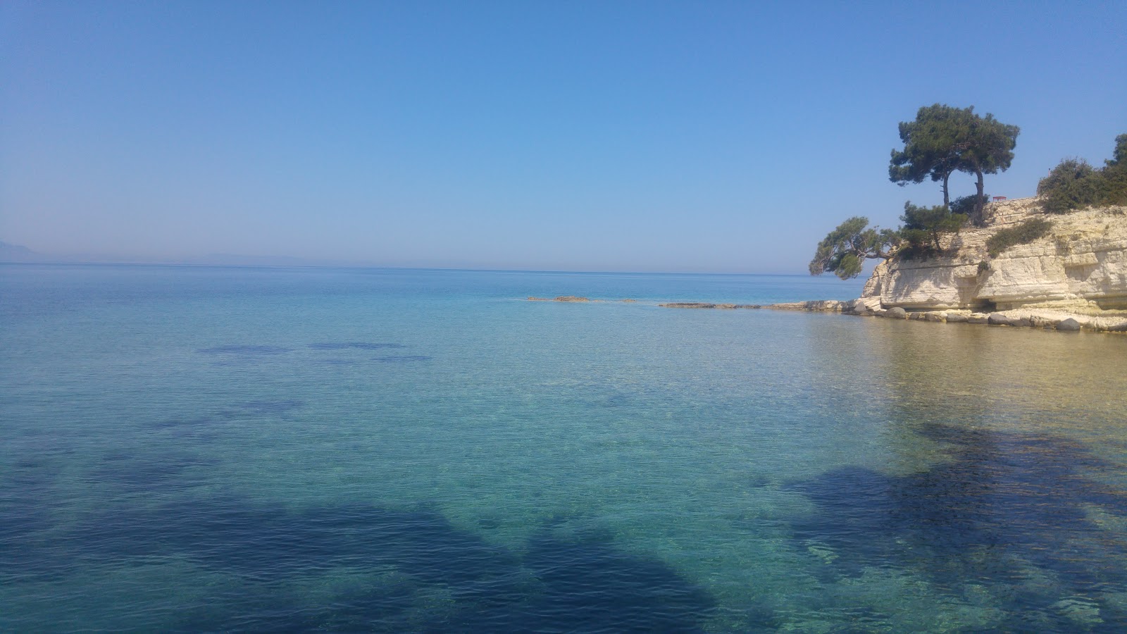 Sotes Resort beach的照片 带有碧绿色纯水表面