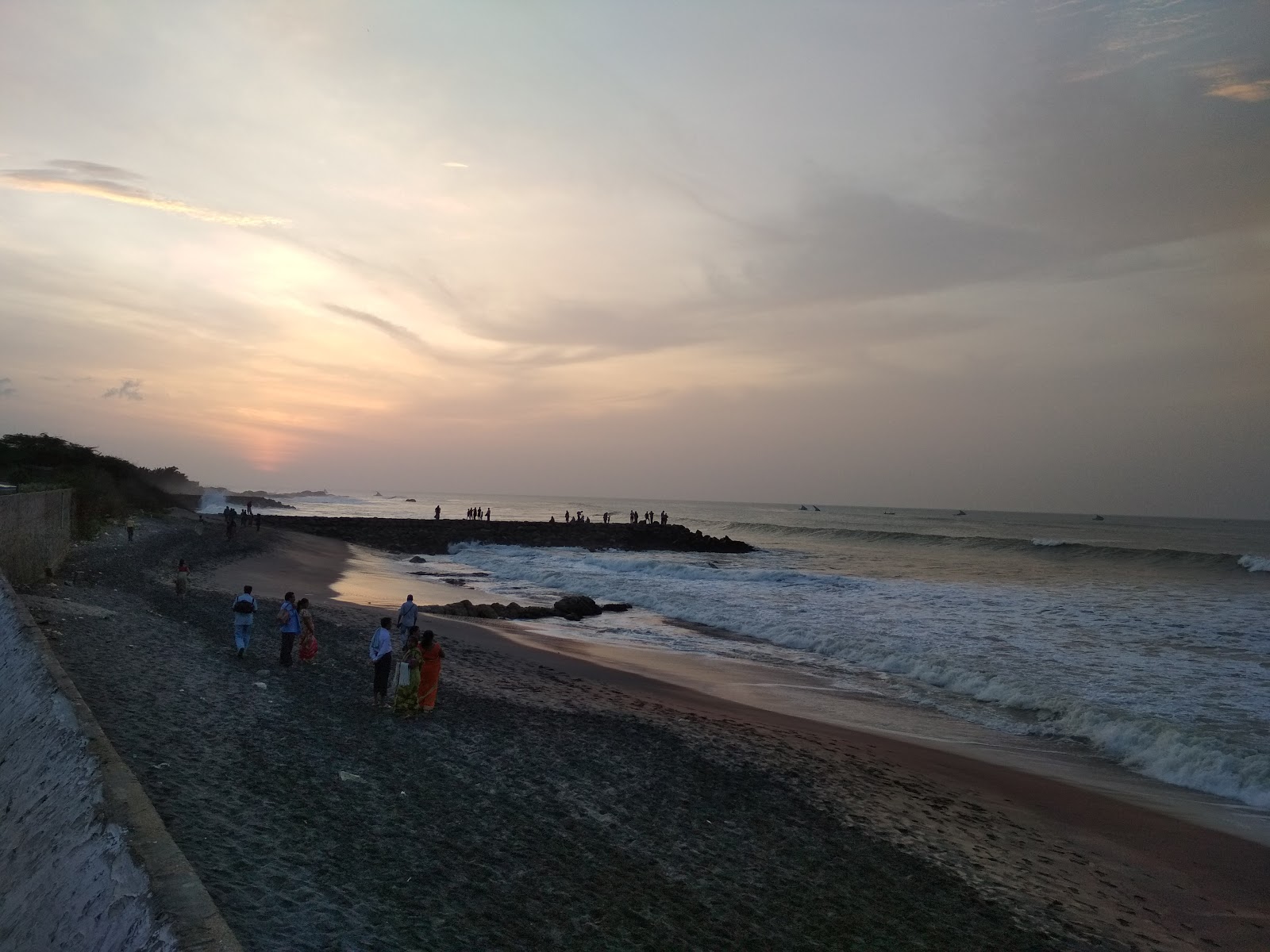 Vivekananda Kendra Beach的照片 带有宽敞的海岸