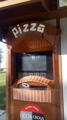 Distributeur à pizzas du CROUS - zone étudiante Descartes à Poitiers