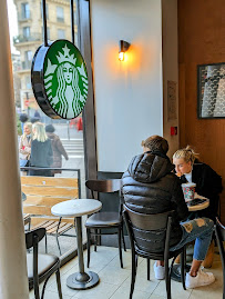 Atmosphère du Restaurant servant le petit-déjeuner Starbucks à Paris - n°6