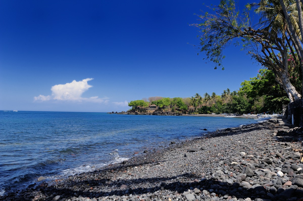 Fotografija Tulamben Beach II z sivi kamenček površino