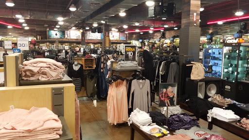 Clothing Store «Tillys», reviews and photos, 343 N Alafaya Trail, Orlando, FL 32828, USA