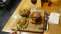 Plats et boissons du Restaurant de hamburgers Un burger dans la cuisine - Saint Jean - n°18
