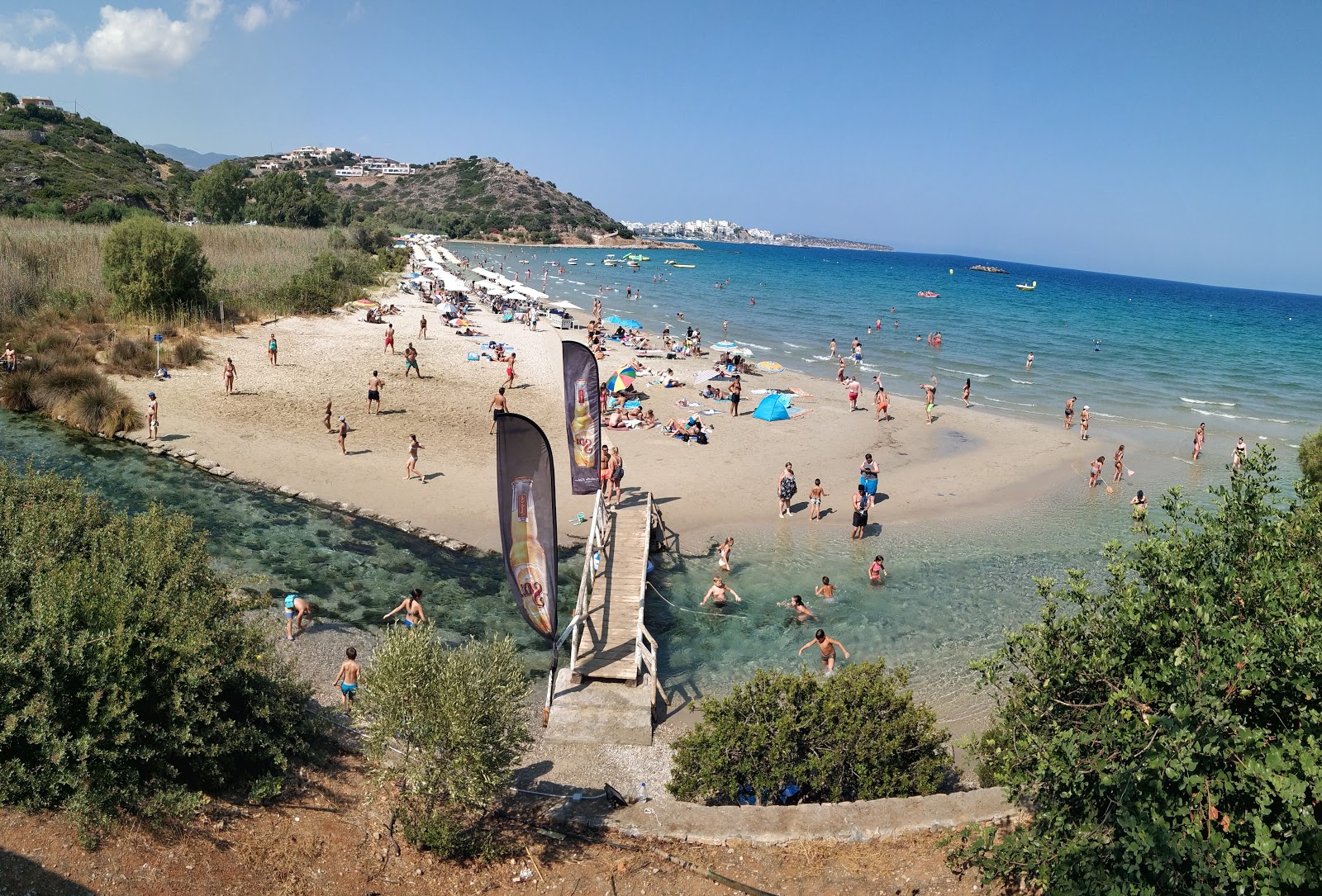 Foto von Almyros Strand mit brauner sand Oberfläche