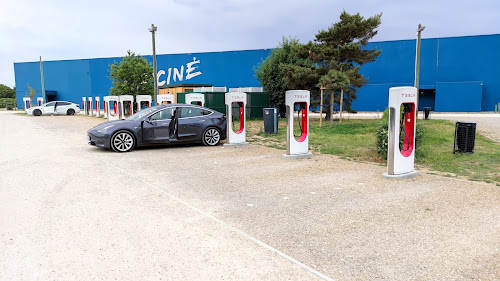 Borne de recharge de véhicules électriques Tesla Supercharger Blois