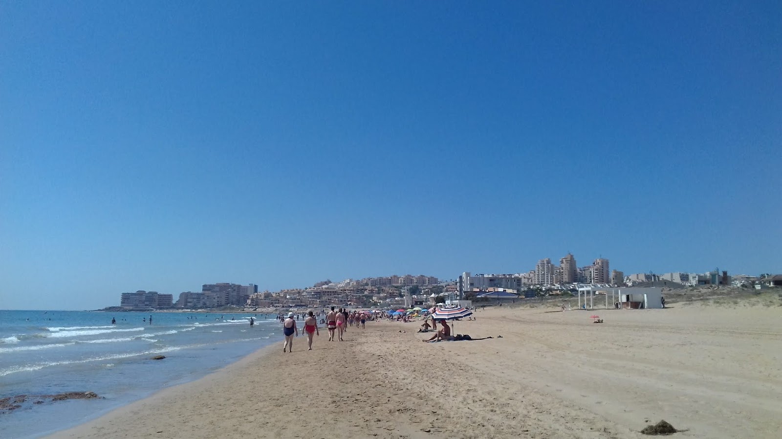 Foto de Playa Cabo Cervera con agua azul-verde superficie