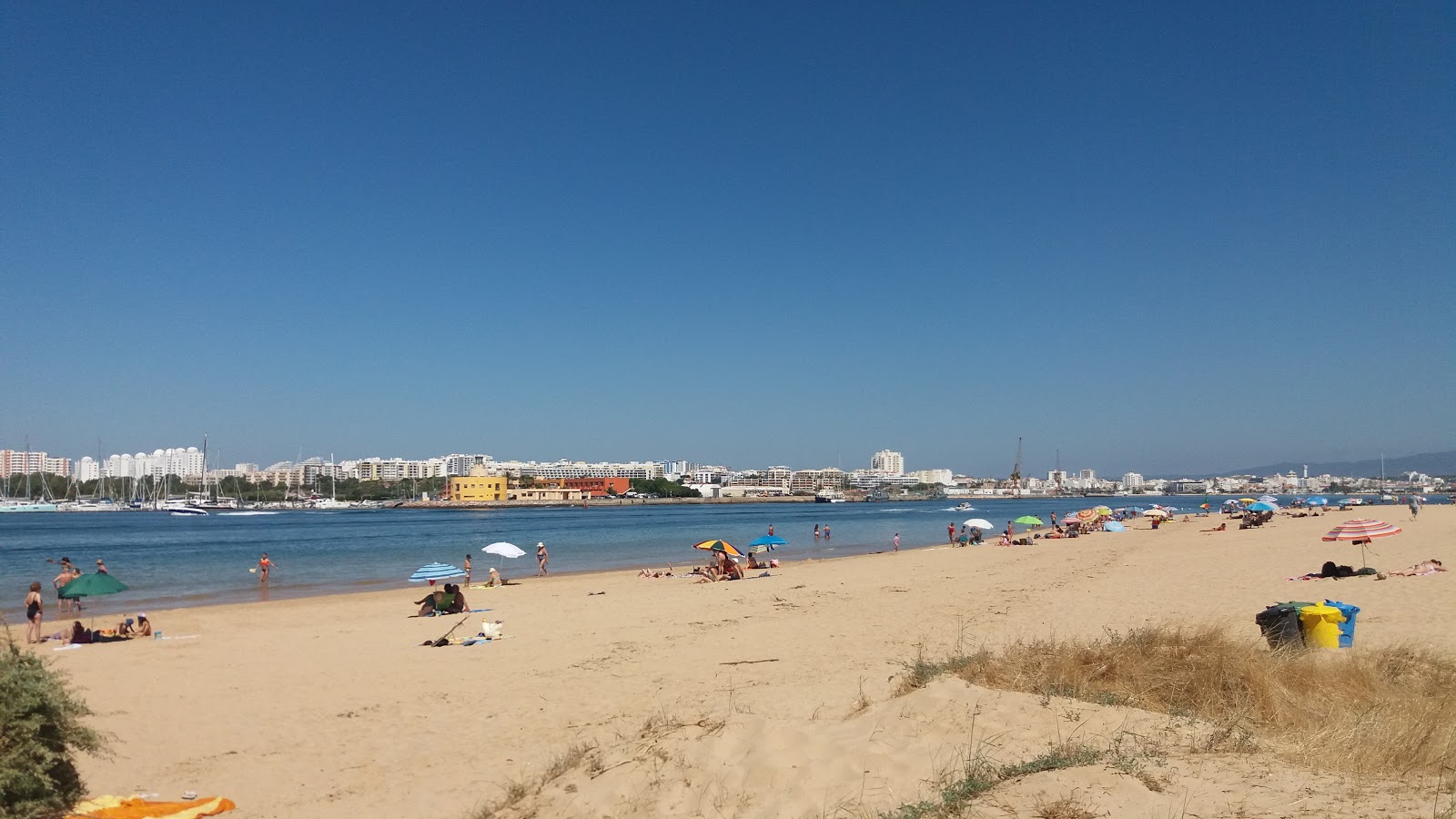 Foto van Praia da Angrinha met turquoise puur water oppervlakte