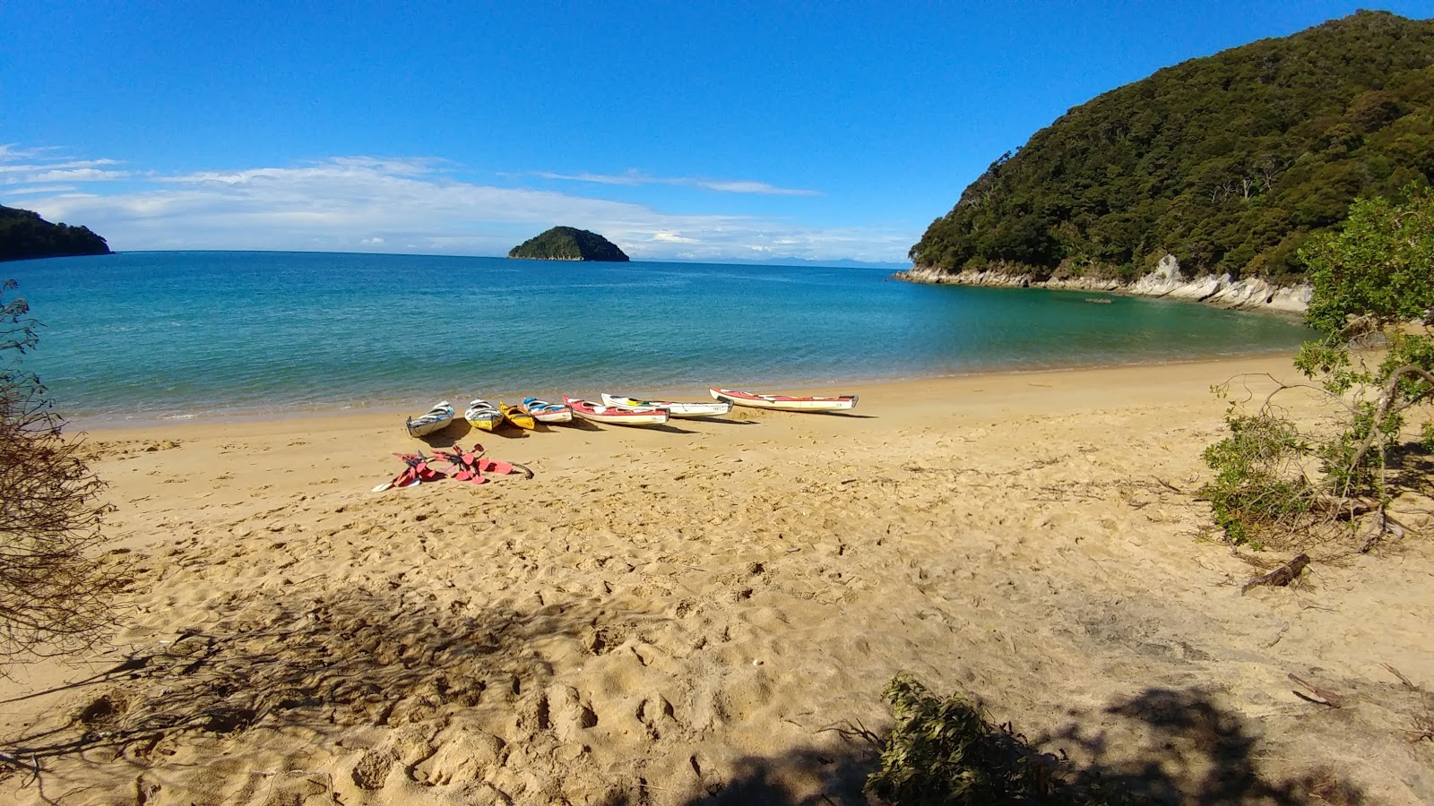 Foto di Onetahuti Beach con parzialmente pulito livello di pulizia