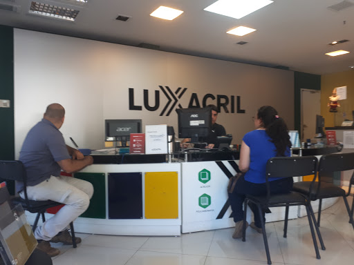 Luxacril