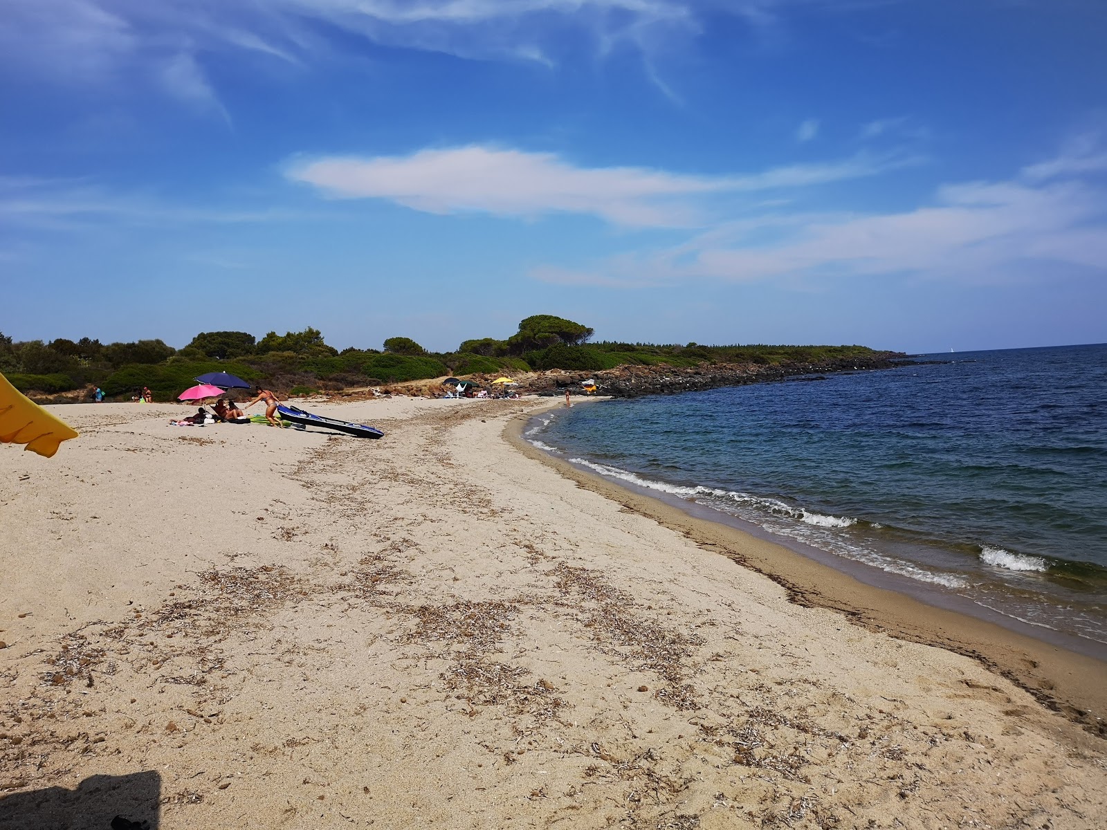 Spiaggia di Foghe Pizzinna'in fotoğrafı - rahatlamayı sevenler arasında popüler bir yer