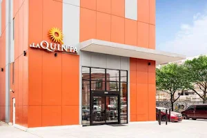 La Quinta Inn and Suites by Wyndham Long Island City image
