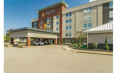 La Quinta Inn & Suites by Wyndham Cleveland Airport West image