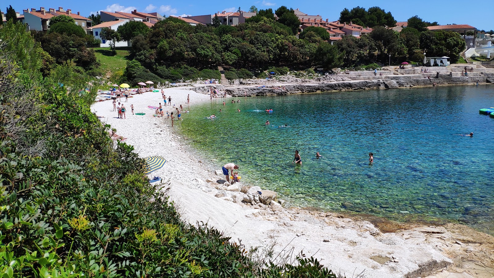 Foto de Histria beach con guijarros beige superficie
