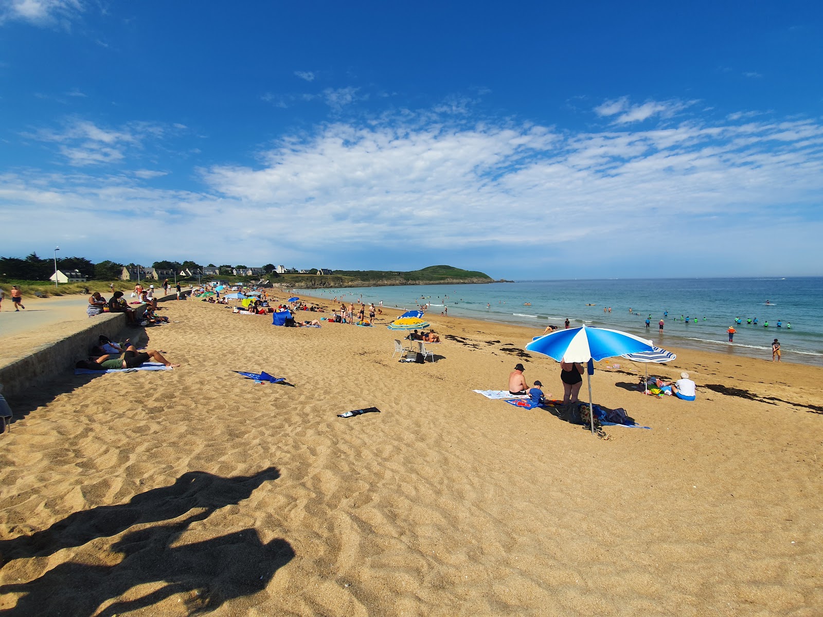 Foto di Plage De Longchamp con una superficie del acqua turchese