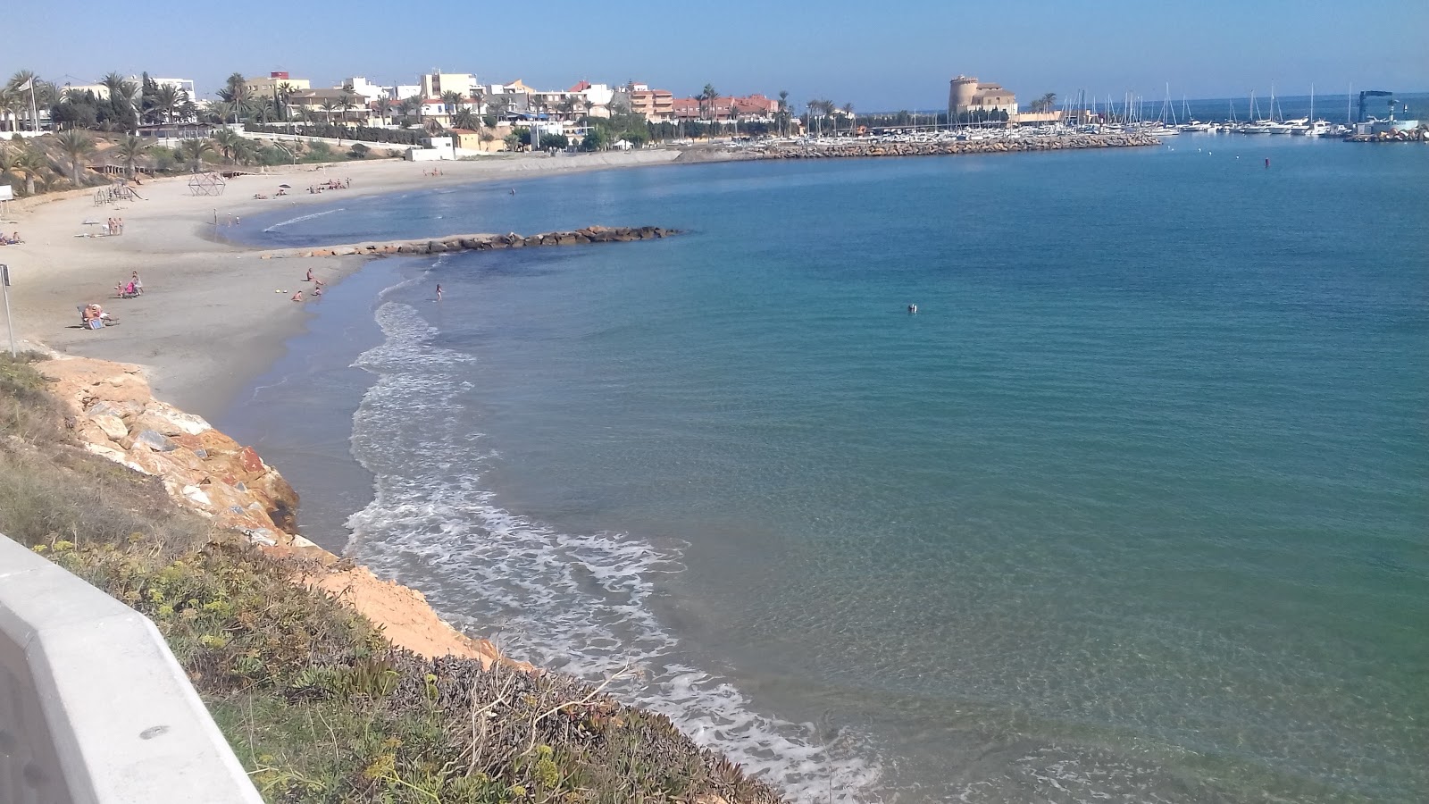 Foto di Playa del Puerto con una superficie del sabbia beige