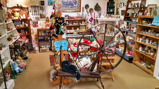Shopping Mall «Town Peddler Craft and Antique Mall», reviews and photos, 35323 Plymouth Rd, Livonia, MI 48150, USA