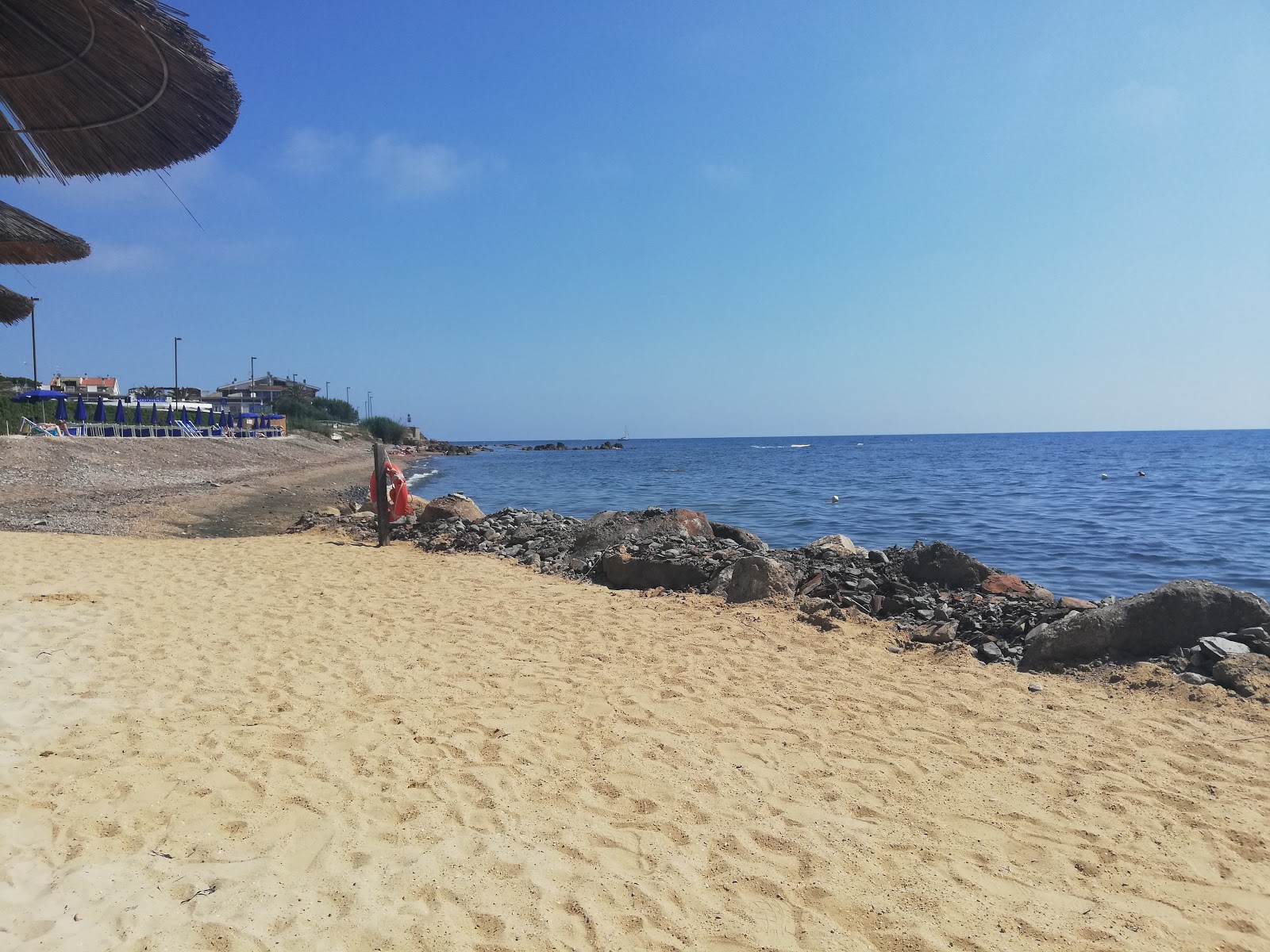 Fotografie cu Little paradise beach cu nivelul de curățenie in medie