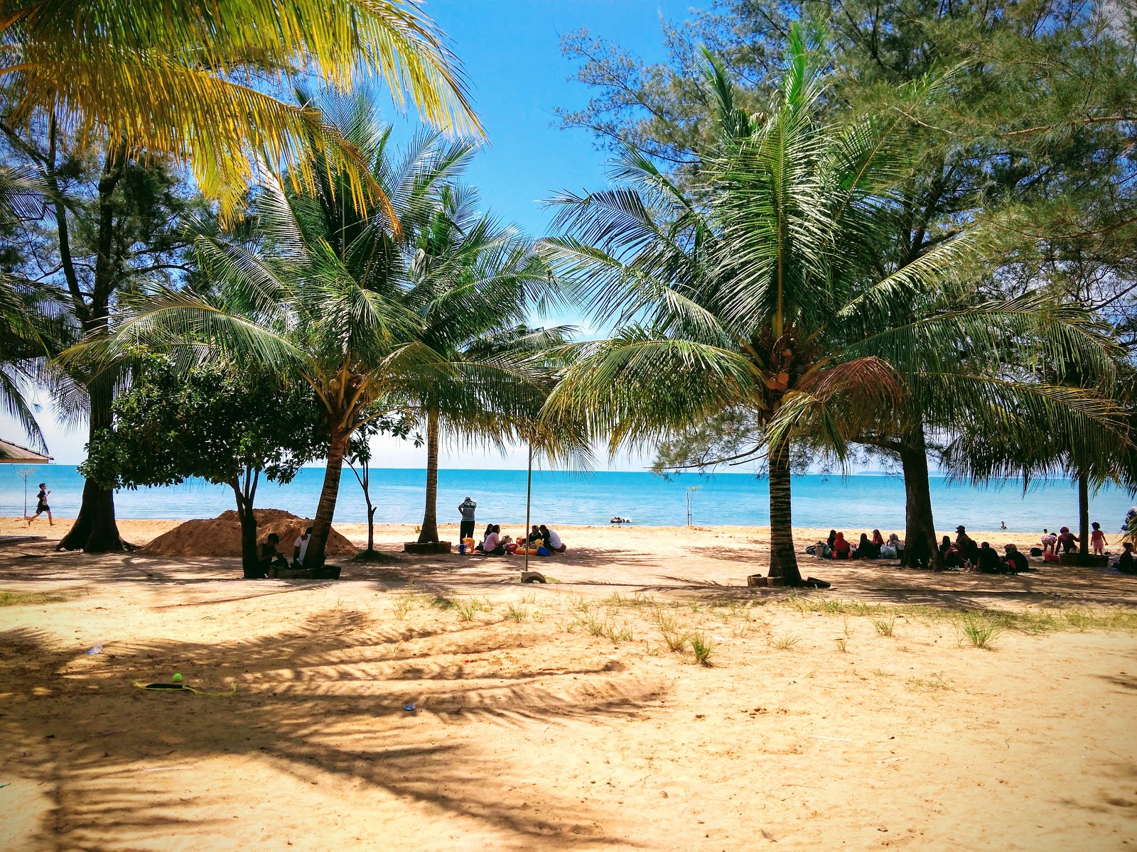 Zdjęcie Melayu Beach z powierzchnią turkusowa woda