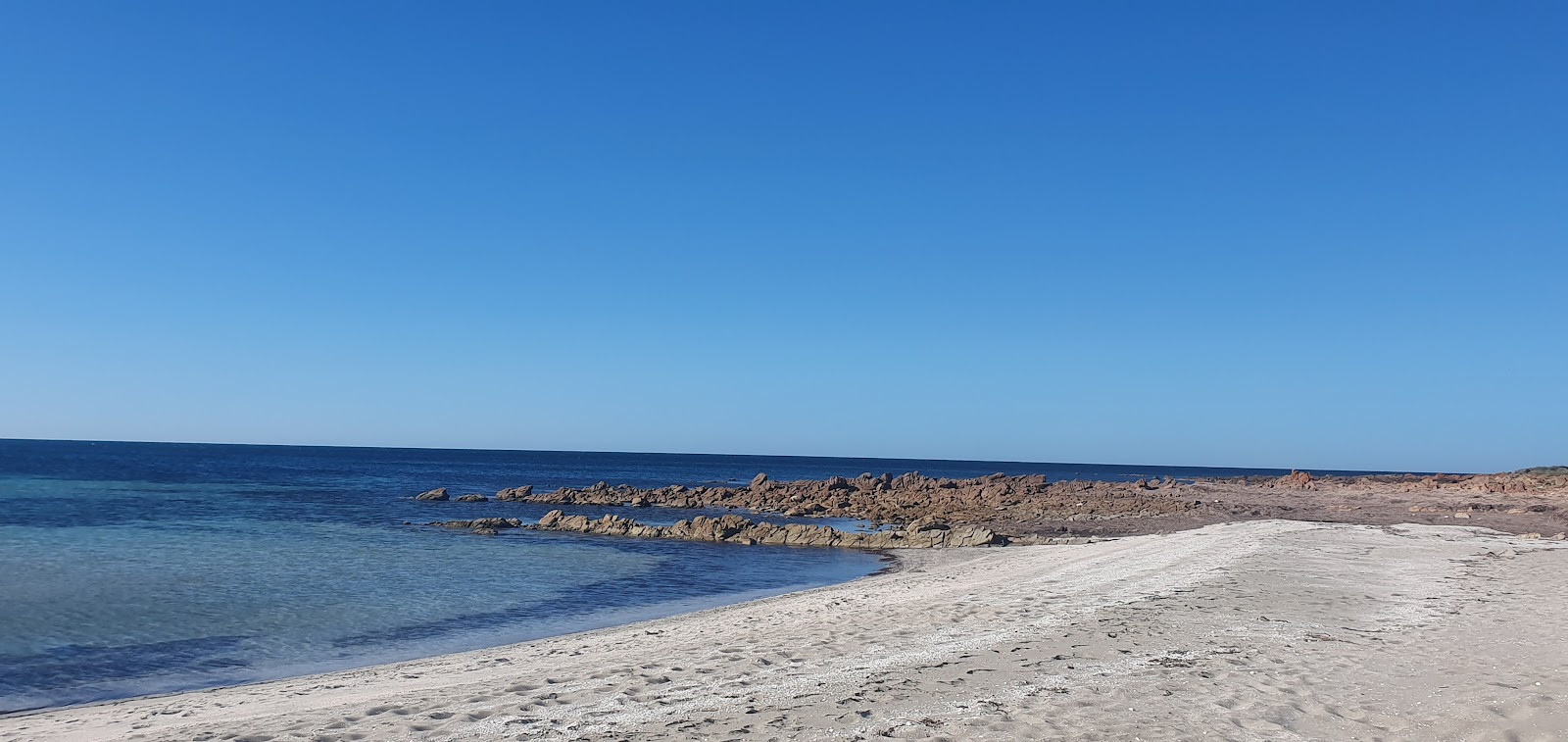 Foto von Burners Beach mit lange, gerade küste
