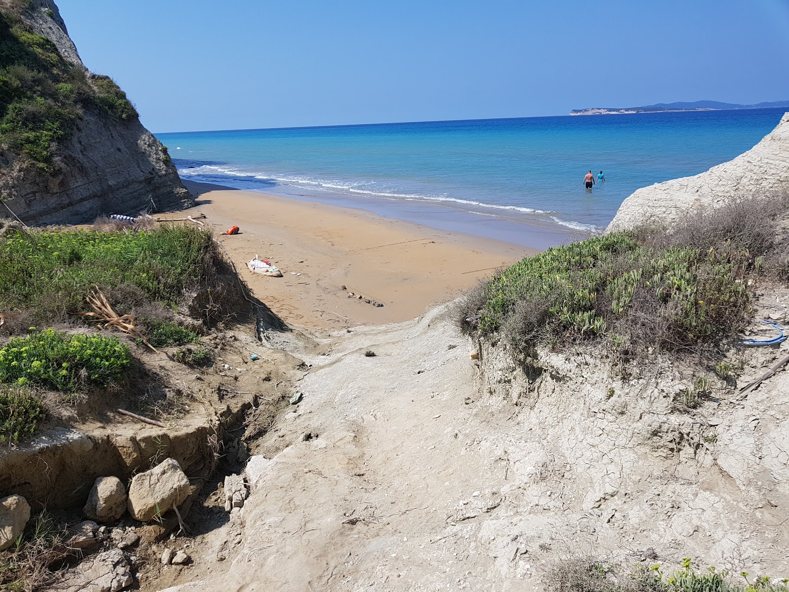 Photo de Katevasidi beach avec sable fin brun de surface