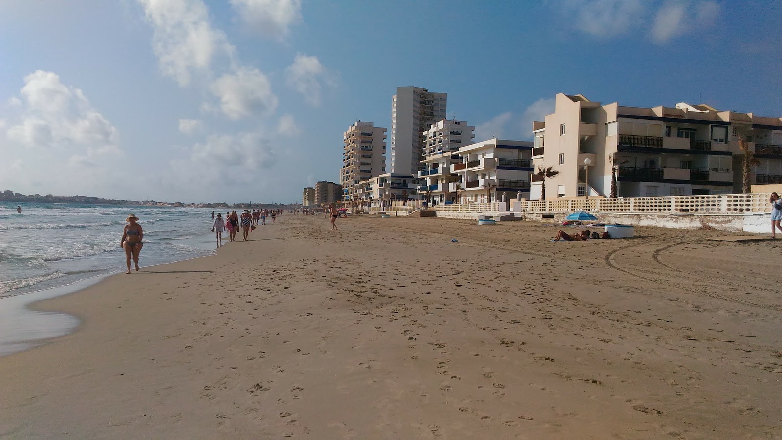 Fotografija La Manga beach z svetel pesek površino