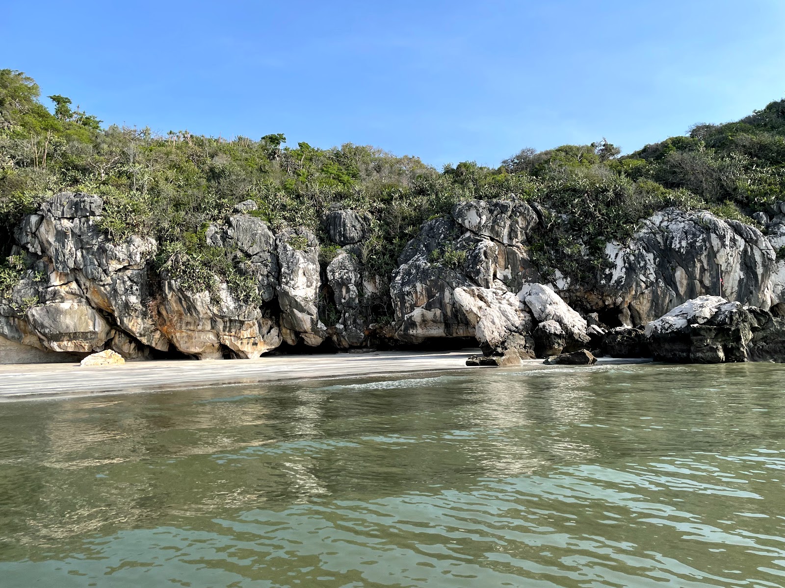 Valokuva Wat Thung Noi Stone Beachista. puhtaustasolla korkea